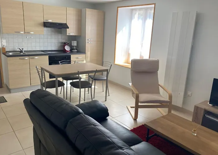 Charming 55m Near Hiking Trails Apartmán